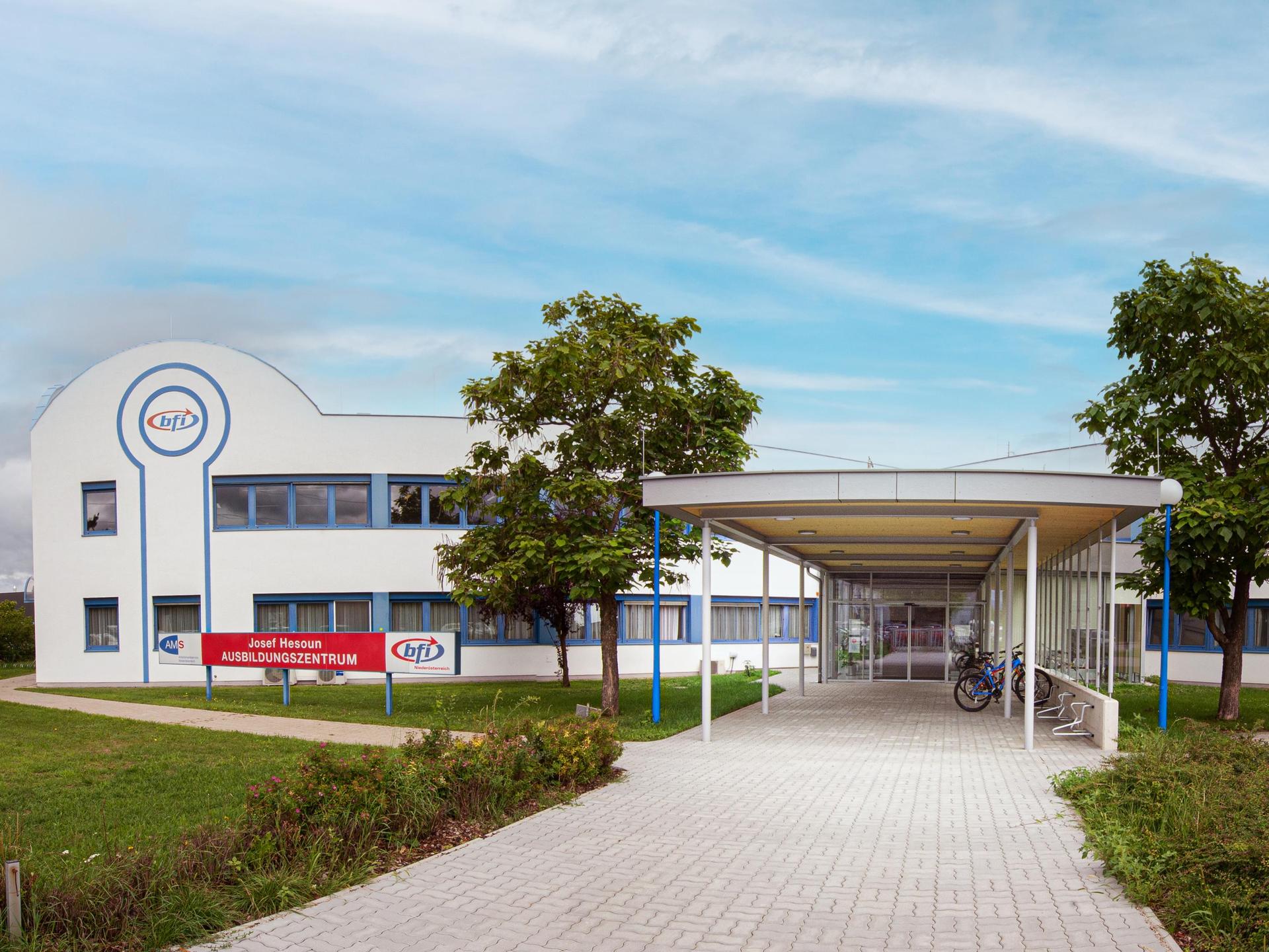 Josef Hesoun Ausbildungszentrum Josef Hesoun Ausbildungszentrum (JHAZ) Außenansicht